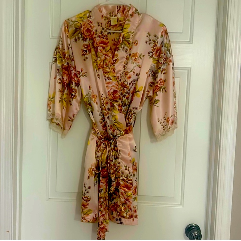 Victoria Secret vintage, gold label women’s floral robe and nightgown set XS.